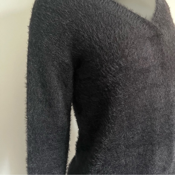 ⚪️ YANLINQI/ FUZZY BLACK VNECK SWEATER 3/4 SLEEVE - Picture 3 of 7